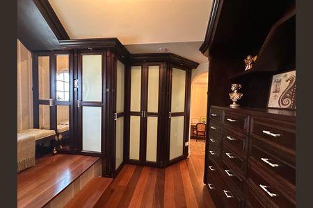 Casa de condomínio à venda com 675m², 4 quartos e 4 vagas Casa de condomínio à venda com 675m², 4 quartos e 4 vagasCloset da suíte 2