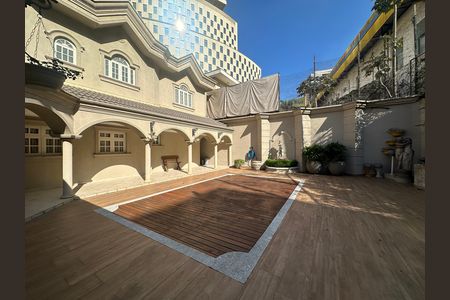 Casa de condomínio à venda com 675m², 4 quartos e 4 vagas Casa de condomínio à venda com 675m², 4 quartos e 4 vagasPiscina