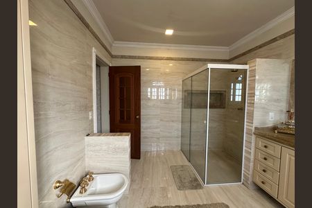 Casa de condomínio à venda com 675m², 4 quartos e 4 vagas Casa de condomínio à venda com 675m², 4 quartos e 4 vagasBanheiro da Suíte 1