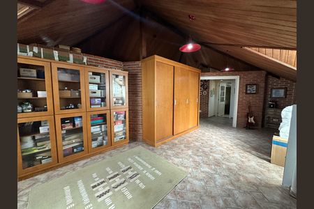 Casa de condomínio à venda com 675m², 4 quartos e 4 vagas Casa de condomínio à venda com 675m², 4 quartos e 4 vagasSótão