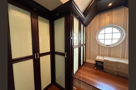 Casa de condomínio à venda com 675m², 4 quartos e 4 vagas Casa de condomínio à venda com 675m², 4 quartos e 4 vagasCloset da suíte 2