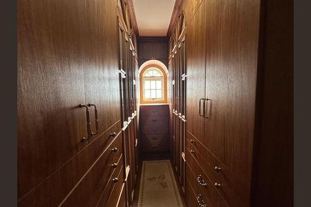 Casa de condomínio à venda com 675m², 4 quartos e 4 vagas Casa de condomínio à venda com 675m², 4 quartos e 4 vagasCloset da suíte 3