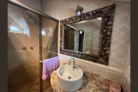Casa de condomínio à venda com 675m², 4 quartos e 4 vagas Casa de condomínio à venda com 675m², 4 quartos e 4 vagasBanheiro 1