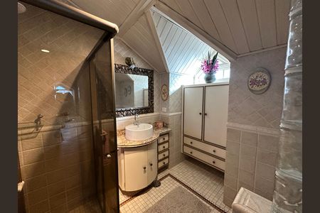 Casa de condomínio à venda com 675m², 4 quartos e 4 vagas Casa de condomínio à venda com 675m², 4 quartos e 4 vagasBanheiro 1