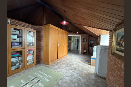 Casa de condomínio à venda com 675m², 4 quartos e 4 vagas Casa de condomínio à venda com 675m², 4 quartos e 4 vagasSótão