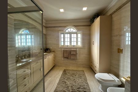 Casa de condomínio à venda com 675m², 4 quartos e 4 vagas Casa de condomínio à venda com 675m², 4 quartos e 4 vagasBanheiro da Suíte 1