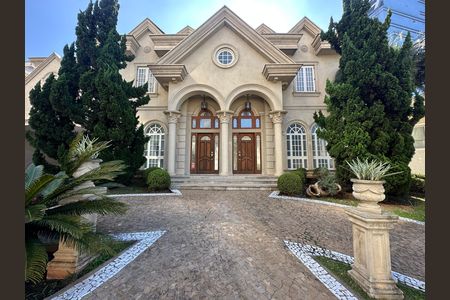 Casa de condomínio à venda com 675m², 4 quartos e 4 vagas Casa de condomínio à venda com 675m², 4 quartos e 4 vagasFachada