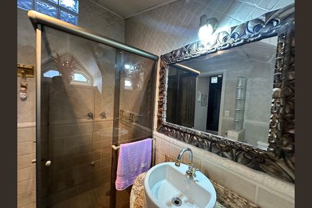 Casa de condomínio à venda com 675m², 4 quartos e 4 vagas Casa de condomínio à venda com 675m², 4 quartos e 4 vagasBanheiro 1