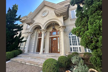 Casa de condomínio à venda com 675m², 4 quartos e 4 vagas Casa de condomínio à venda com 675m², 4 quartos e 4 vagasFachada