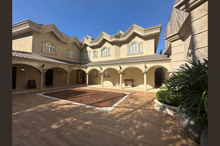 Casa de condomínio à venda com 675m², 4 quartos e 4 vagas Casa de condomínio à venda com 675m², 4 quartos e 4 vagasQuintal