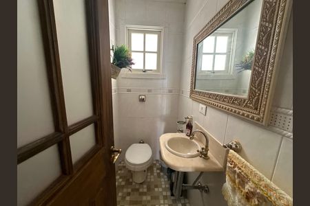 Casa de condomínio à venda com 675m², 4 quartos e 4 vagas Casa de condomínio à venda com 675m², 4 quartos e 4 vagasBanheiro 3