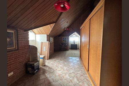 Casa de condomínio à venda com 675m², 4 quartos e 4 vagas Casa de condomínio à venda com 675m², 4 quartos e 4 vagasSótão