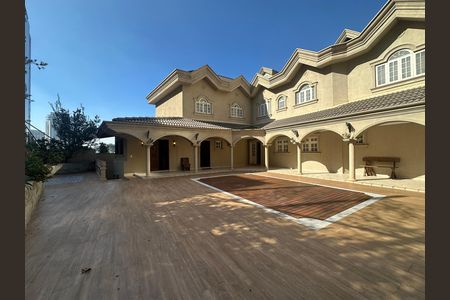 Casa de condomínio à venda com 675m², 4 quartos e 4 vagas Casa de condomínio à venda com 675m², 4 quartos e 4 vagasQuintal