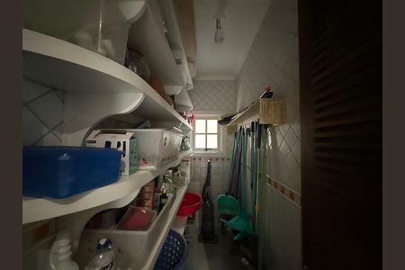Casa de condomínio à venda com 675m², 4 quartos e 4 vagas Casa de condomínio à venda com 675m², 4 quartos e 4 vagasDespensa