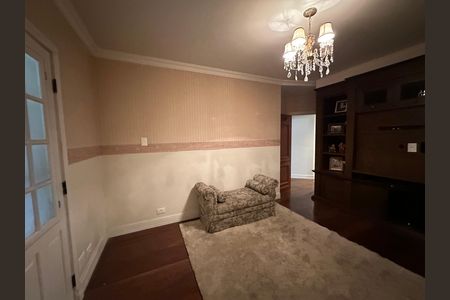 Casa de condomínio à venda com 675m², 4 quartos e 4 vagas Casa de condomínio à venda com 675m², 4 quartos e 4 vagasSala de TV