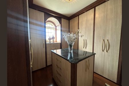 Casa de condomínio à venda com 675m², 4 quartos e 4 vagas Casa de condomínio à venda com 675m², 4 quartos e 4 vagasCloset da suíte 1
