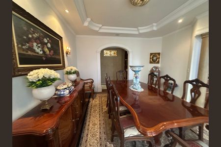 Casa de condomínio à venda com 675m², 4 quartos e 4 vagas Casa de condomínio à venda com 675m², 4 quartos e 4 vagasSala de Jantar