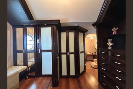 Casa de condomínio à venda com 675m², 4 quartos e 4 vagas Casa de condomínio à venda com 675m², 4 quartos e 4 vagasCloset da suíte 2