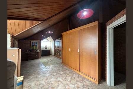 Casa de condomínio à venda com 675m², 4 quartos e 4 vagas Casa de condomínio à venda com 675m², 4 quartos e 4 vagasSótão