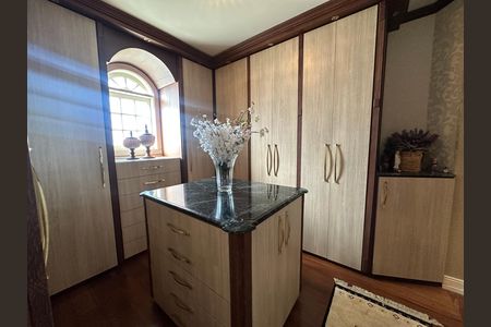 Casa de condomínio à venda com 675m², 4 quartos e 4 vagas Casa de condomínio à venda com 675m², 4 quartos e 4 vagasCloset da suíte 1