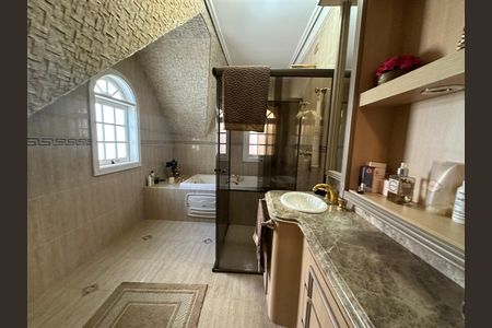 Casa de condomínio à venda com 675m², 4 quartos e 4 vagas Casa de condomínio à venda com 675m², 4 quartos e 4 vagasBanheiro da Suíte 2