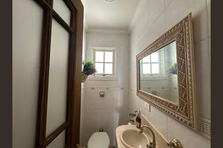 Casa de condomínio à venda com 675m², 4 quartos e 4 vagas Casa de condomínio à venda com 675m², 4 quartos e 4 vagasBanheiro 3