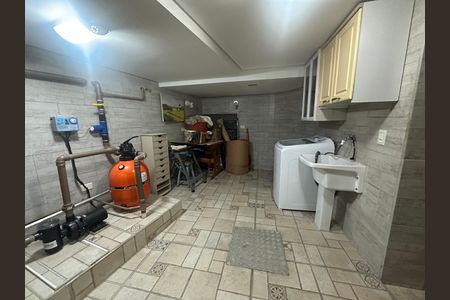 Casa de condomínio à venda com 675m², 4 quartos e 4 vagas Casa de condomínio à venda com 675m², 4 quartos e 4 vagasDeposito