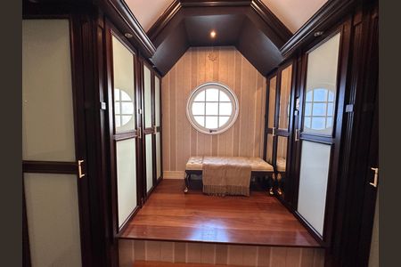 Casa de condomínio à venda com 675m², 4 quartos e 4 vagas Casa de condomínio à venda com 675m², 4 quartos e 4 vagasCloset da suíte 2