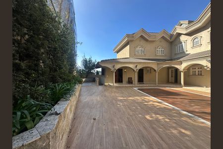Casa de condomínio à venda com 675m², 4 quartos e 4 vagas Casa de condomínio à venda com 675m², 4 quartos e 4 vagasQuintal