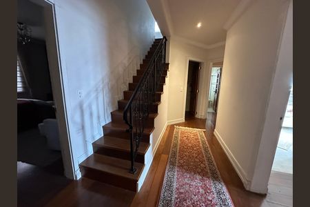 Casa de condomínio à venda com 675m², 4 quartos e 4 vagas Casa de condomínio à venda com 675m², 4 quartos e 4 vagasEscada