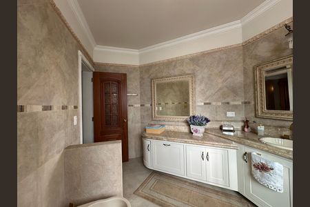 Casa de condomínio à venda com 675m², 4 quartos e 4 vagas Casa de condomínio à venda com 675m², 4 quartos e 4 vagasBanheiro da Suíte 3
