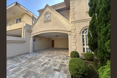 Casa de condomínio à venda com 675m², 4 quartos e 4 vagas Casa de condomínio à venda com 675m², 4 quartos e 4 vagasFachada