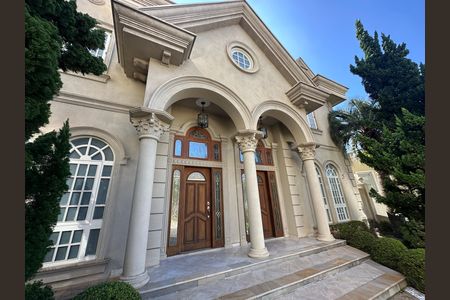 Casa de condomínio à venda com 675m², 4 quartos e 4 vagas Casa de condomínio à venda com 675m², 4 quartos e 4 vagasFachada