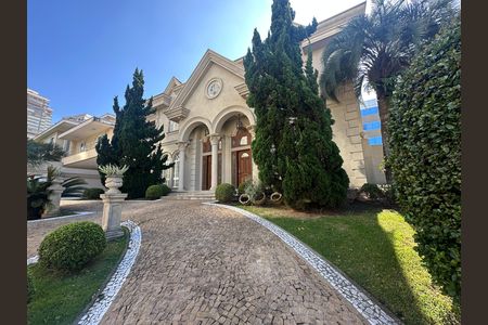 Casa de condomínio à venda com 675m², 4 quartos e 4 vagas Casa de condomínio à venda com 675m², 4 quartos e 4 vagasFachada