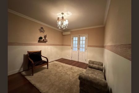 Casa de condomínio à venda com 675m², 4 quartos e 4 vagas Casa de condomínio à venda com 675m², 4 quartos e 4 vagasSala de TV