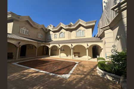 Casa de condomínio à venda com 675m², 4 quartos e 4 vagas Casa de condomínio à venda com 675m², 4 quartos e 4 vagasPiscina