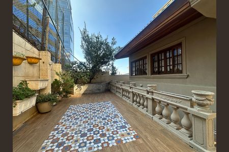 Casa de condomínio à venda com 675m², 4 quartos e 4 vagas Casa de condomínio à venda com 675m², 4 quartos e 4 vagasQuintal