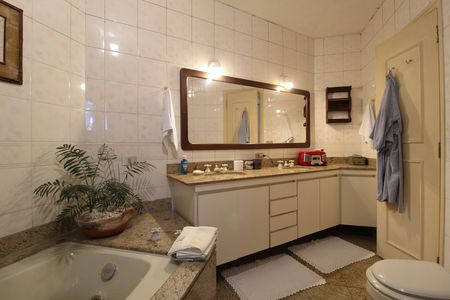 Apartamento à venda com 242m², 4 quartos e 4 vagasBanheiro da Suíte 4
