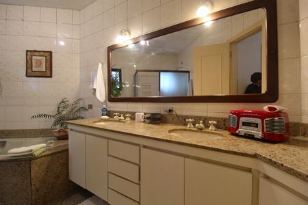 Apartamento à venda com 242m², 4 quartos e 4 vagasBanheiro da Suíte 4