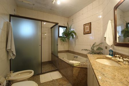 Apartamento à venda com 242m², 4 quartos e 4 vagasBanheiro da Suíte 4