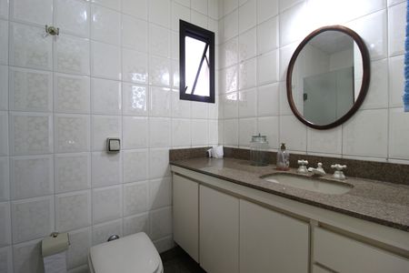 Apartamento à venda com 242m², 4 quartos e 4 vagasBanheiro da Suíte 2
