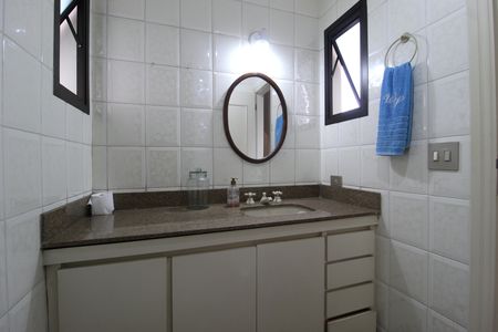 Apartamento à venda com 242m², 4 quartos e 4 vagasBanheiro da Suíte 2