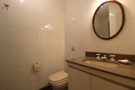 Apartamento à venda com 242m², 4 quartos e 4 vagasBanheiro da Suíte 1
