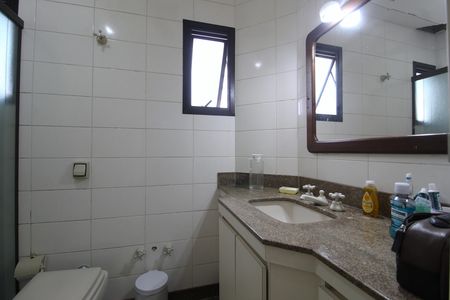Apartamento à venda com 242m², 4 quartos e 4 vagasBanheiro da Suíte 3