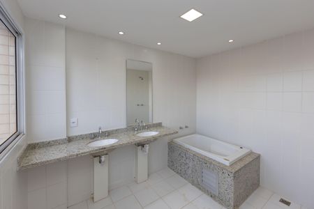 Apartamento à venda com 250m², 3 quartos e 3 vagas Apartamento à venda com 250m², 3 quartos e 3 vagasBanheiro da Suíte 1