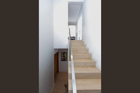Casa de condomínio à venda com 275m², 3 quartos e 3 vagas Casa de condomínio à venda com 275m², 3 quartos e 3 vagasEscada de Acesso ao Piso Superior