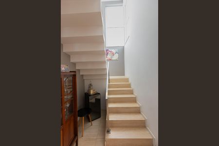 Casa de condomínio à venda com 275m², 3 quartos e 3 vagas Casa de condomínio à venda com 275m², 3 quartos e 3 vagasEscada de Acesso ao Piso Superior