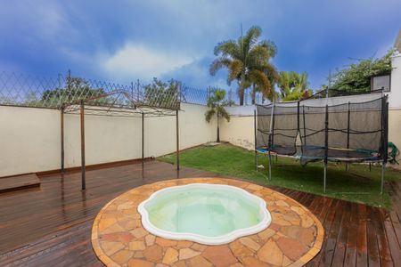 Casa de condomínio à venda com 275m², 3 quartos e 3 vagas Casa de condomínio à venda com 275m², 3 quartos e 3 vagasQuintal