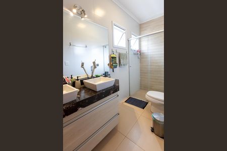 Banheiro da Suíte 1 de casa de condomínio à venda com 3 quartos, 275m² em Cidade Universitária, Campinas