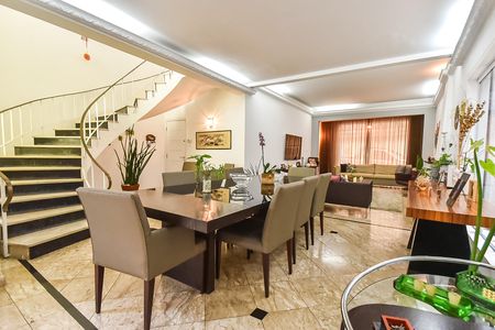 Casa para alugar com 210m², 3 quartos e 3 vagasSala